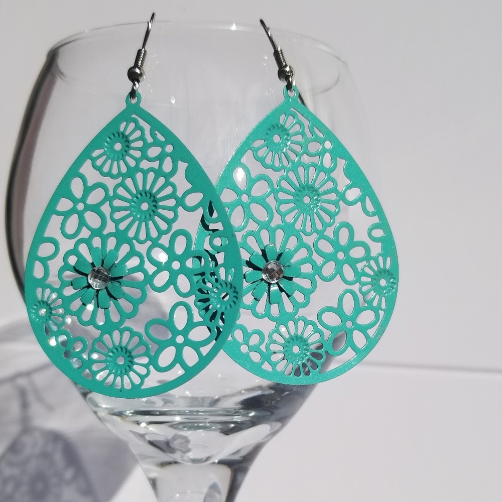 🆕️ 3/$18 Boho Chic Flower Dangle Fashion Earring
